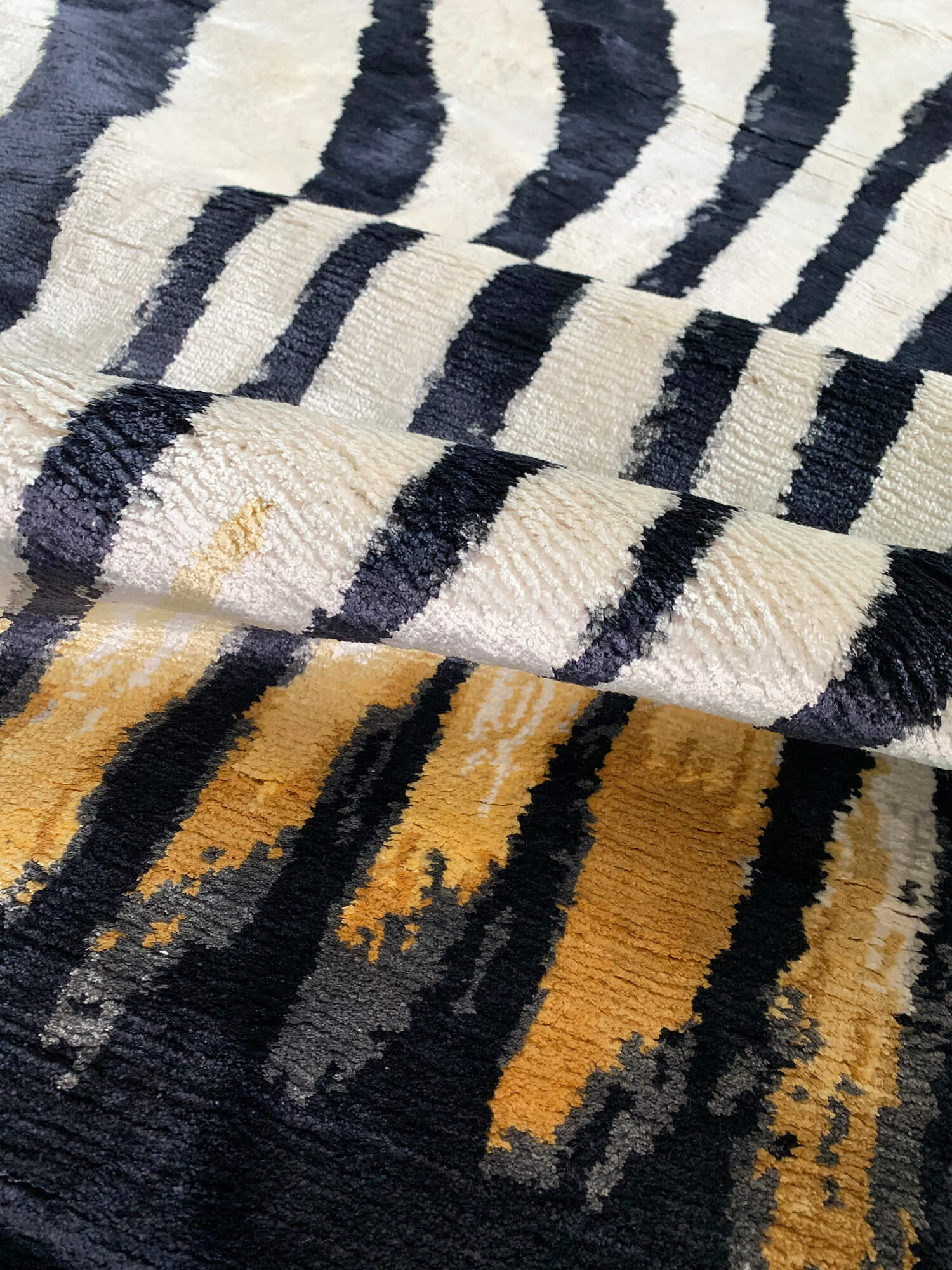 Ковер ручной работы из арт-шелка Zebra